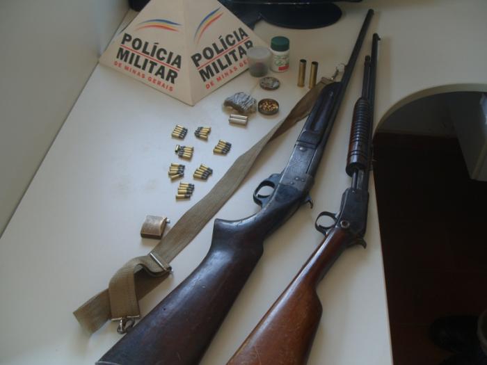 Polícia Militar de Carmo do Paranaíba apreende armas, drogas e encaminha autores para a delegacia