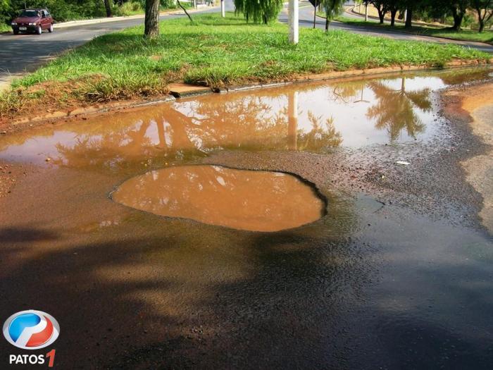 Água que corre pela Avenida JK há tempos abre cratera na pista em Patos de Minas