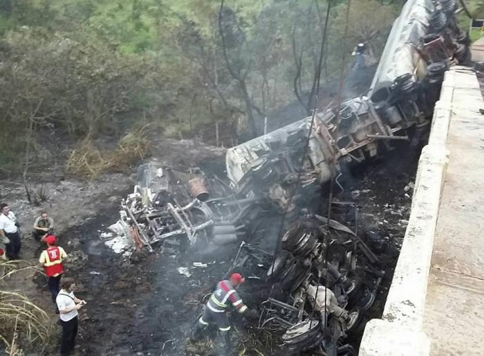 Motorista morre carbonizado na BR 262 próximo à cidade de Ibiá em acidente envolvendo carreta tanque carregada com etanol