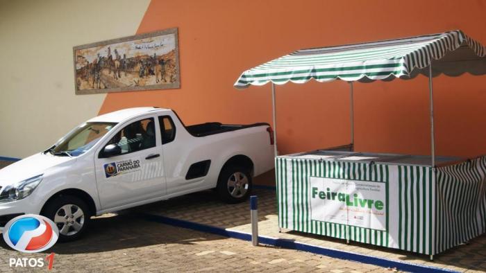 Feirantes de Carmo do Paranaíba recebem carro 0 KM e 24 barracas para acomodar as mercadorias