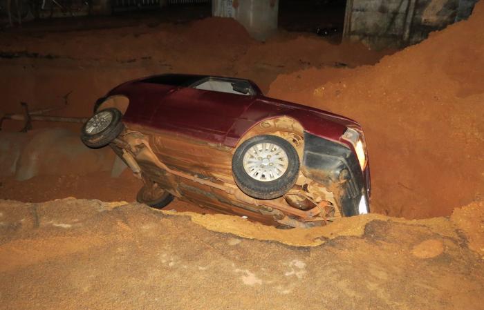 Motorista com sintomas de embriaguez foge da polícia e cai com veículo dentro dentro de valeta em Carmo do Paranaíba