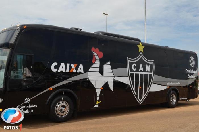 Delegação do Atlético Mineiro chega a Patos de Minas para joga da semifinal do estadual contra a URT neste Domingo (17)