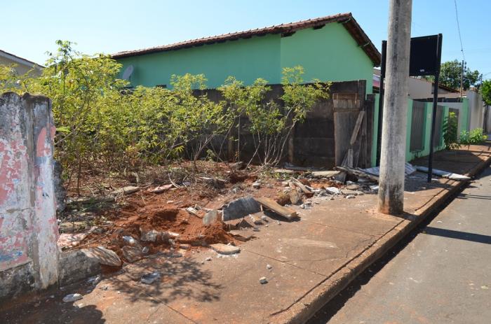 Após caminhonete L 200 colidir e destruir muro em Lagoa Formosa proprietário diz que veículo havia sido furtado