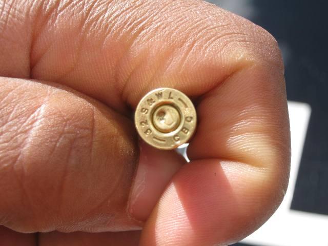 Bandido de 17 anos coloca arma de fogo contra cabeça de policial e atira