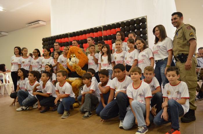 Alunos das Escolas Alzira Borges e Zilca dos Santos de Lagoa Formosa recebem certificado do PROERD