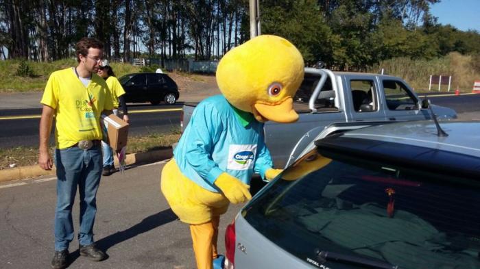 4ª edição do projeto Cooperar realizada pela empresa coopatos de Patos de Minas arrecada fundos junto aos motoristas na BR 365