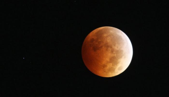 Patenses presenciam Superlua e Lua de Sangue na mesma noite um fenômeno que só voltará a acontecer no ano de 2033