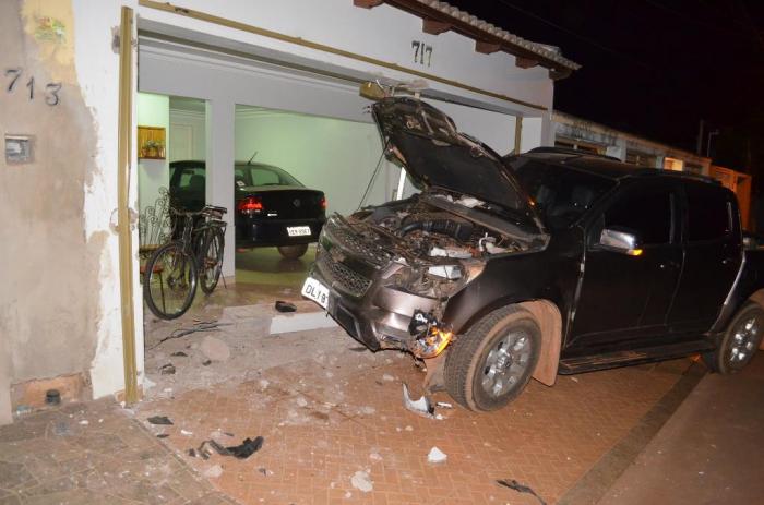 Motorista perde controle direcional e causa estragos em residência na Praça da Matriz em Lagoa Formosa