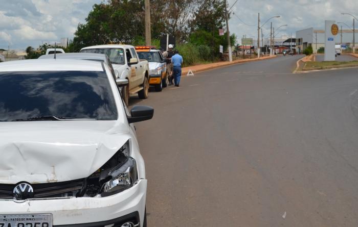 Veículo fica danificado após condutora atingir traseira de caminhonete no trevo de Lagoa Formosa