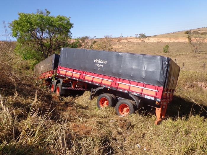 Bitrem sofre saida de pista e cai em ribanceira na BR 354 próximo ao Posto Avenue em Patos de Minas Bitrem sofre saida de pista e cai em ribanceira na BR 354 próximo ao Posto Avenue em Patos de Minas