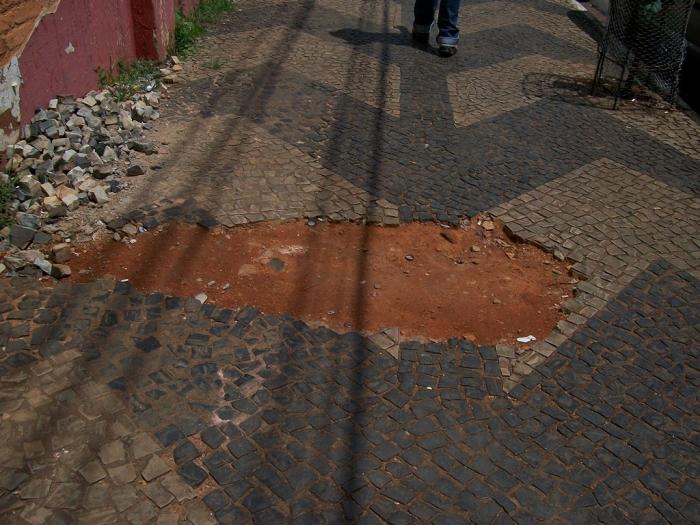 Calçadas irregulares trazem riscos aos pedestres de Patos de Minas 