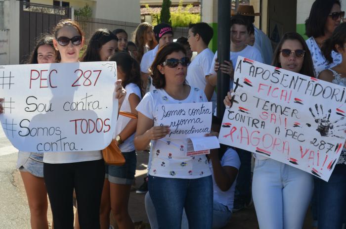 Alunos e professores das escolas estaduais de Lagoa Formosa participam de paralisação contra a reforma previdenciária