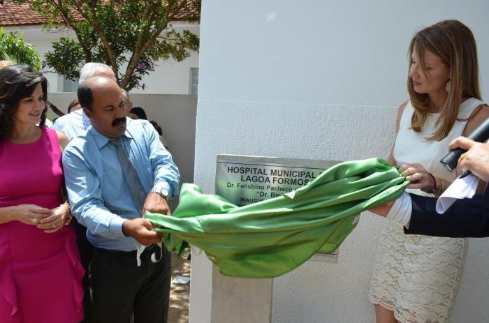 Lagoa Formosa completa 55 anos com inauguração de hospital, entrega de comenda e bolo de aniversário