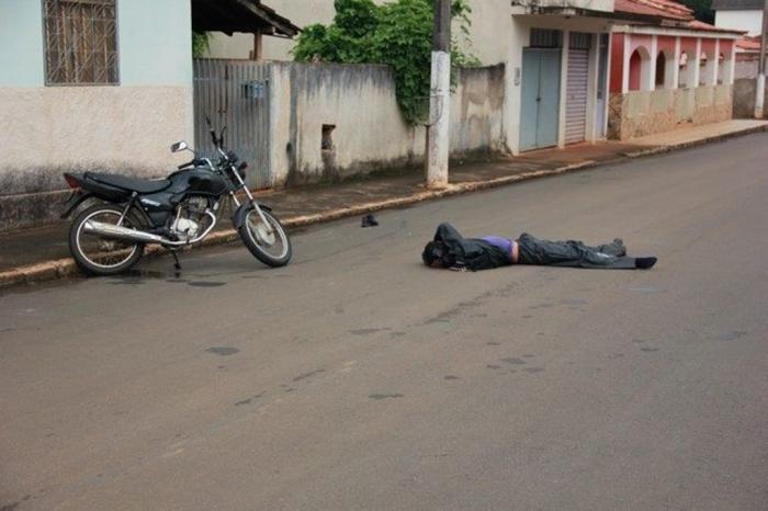 Motoqueiro inabilitado foge da polícia em Presidente Olegário bate em poste de iluminação pública e acaba preso