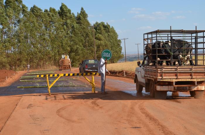 Primeiros quilômetros da estrada vicinal que liga Lagoa Formosa à Monjolinho de Minas já receberam pavimentação asfáltica