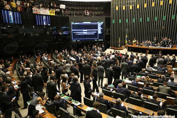 Votação da PEC dos gastos públicos é concluída pela Câmara dos Deputados e emenda segue para o senado