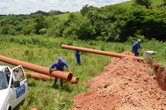 SAAE de Lagoa Formosa realiza troca de tubulação em rede de esgoto que havia rompido no Bairro Bela Vista