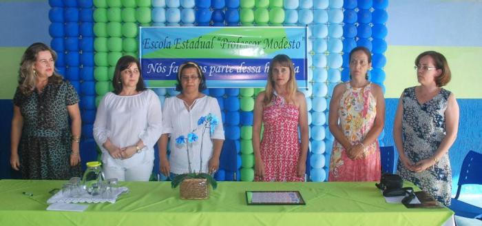 A Câmara Municipal de Patos de Minas entrega Diploma de Moção de Aplausos á Escola Estadual Professor Modesto 