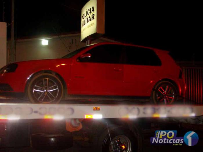 Carro é guinchado por estar com som alto e estacionado de forma irregular