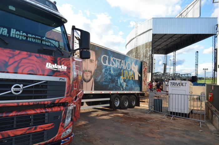 Produção do cantor Gusttavo Lima prepara palco para o show do sertanejo na Festa do Feijão