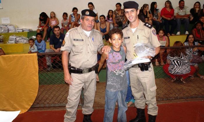 Polícia Militar e Prefeitura Municipal entregam 220 kits escolares para estudantes carentes de Lagoa Formosa