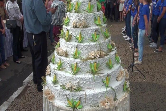 Patos de Minas faz aniversário de 125 anos e população recebe bolo de presente