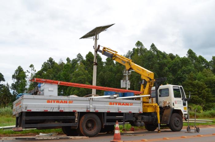 Placas de energia solar são colocadas em radares na BR 354 e novos aparelhos devem entrar em funcionamento em poucos dias