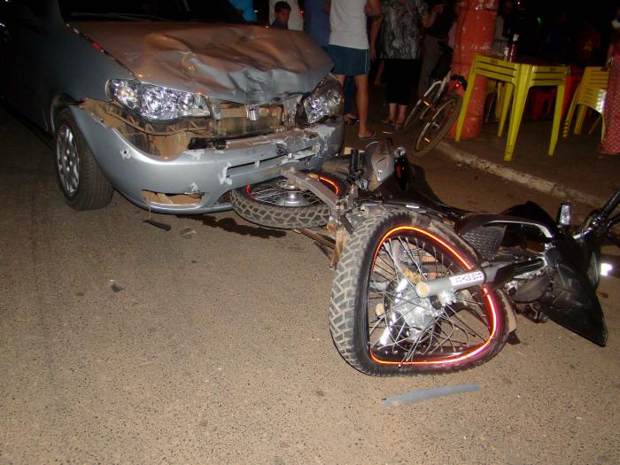 Acidente entre carro e moto deixa dois jovens feridos em Presidente Olegário