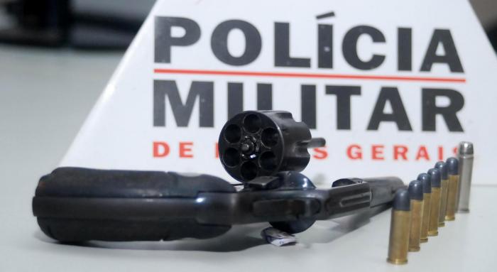 Homem inabilitado com sintomas de embriaguez é encaminhado para delegacia por porte ilegal de arma de fogo