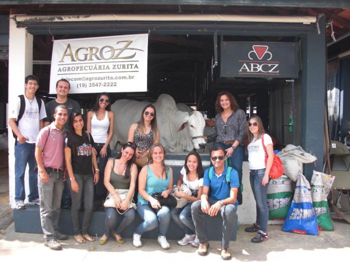 Alunos do curso de  Biotecnololiga da UFU – Campus de Patos de Minas participaram de tour Científico sobre gado nelore