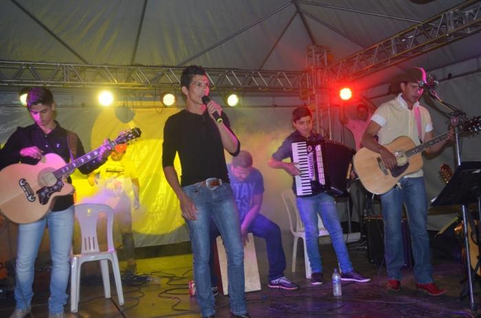 Dupla Marcos e Rogério faz abertura do primeiro dia de eventos da folia de reis Paulo do Quinzinho no sítio Recanto Alto Astral