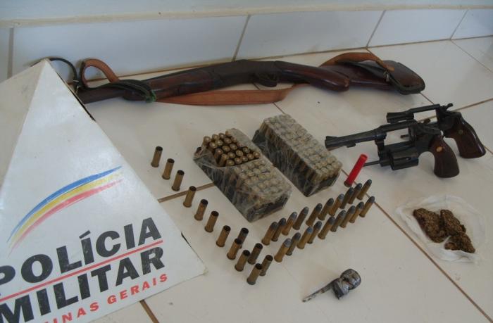 Polícia Militar de Carmo do Paranaíba apreende três armas de fogo e encaminha suspeito de tráfico para a delegacia