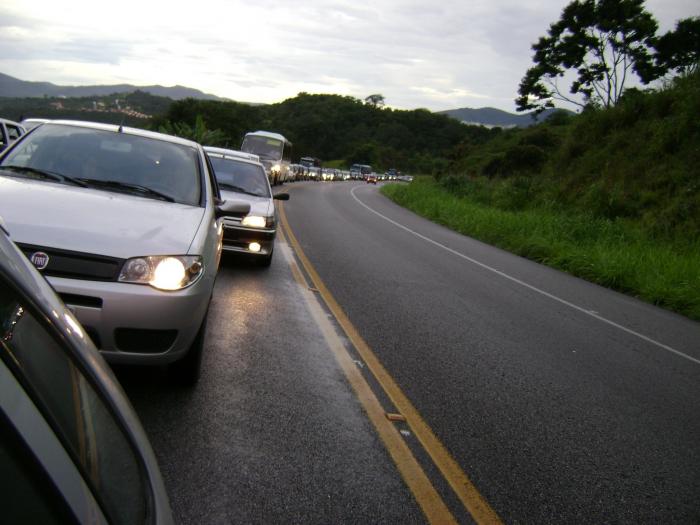 AGORA É LEI: Dirigir sem farol baixo durante o dia em rodovias e túneis sem iluminação dará multa de R$ 85,00