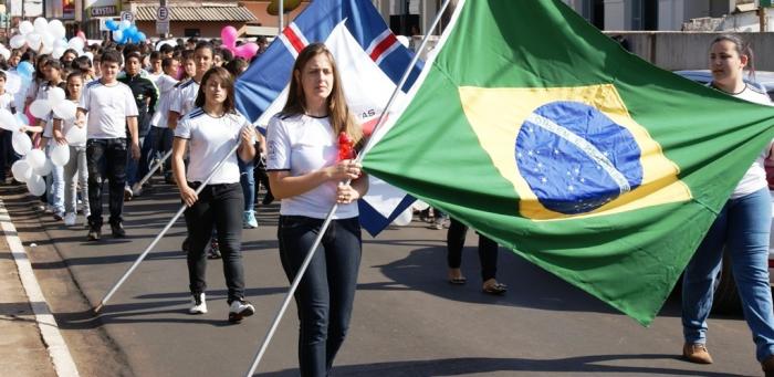 Alunos da Escola Coronel Cristiano de Lagoa Formosa realizam manifestação em prol do racionamento de água na cidade