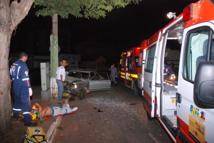 Motorista é obrigado a desviar para não atropelar e bate em poste na Rua da Mata Motorista é obrigado a desviar para não atropelar e bate em poste na Rua da Mata