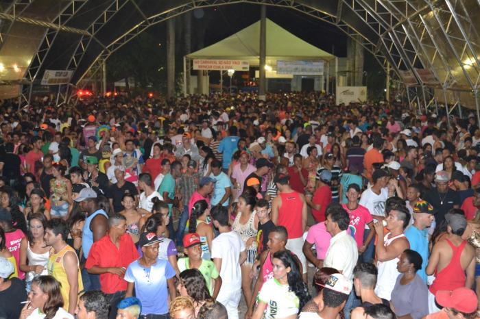  Segundo dia de carnaval em Lagoa Formosa leva multidão de pessoas ao pavilhão da folia