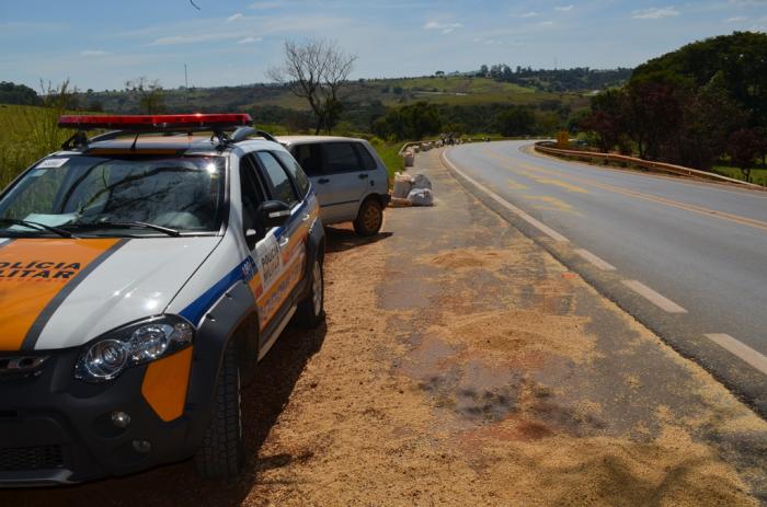 Bica de carreta abre com estouro de pneu e 3 mil quilos de soja são derramados na pista da BR 354 na cidade de Lagoa Formosa