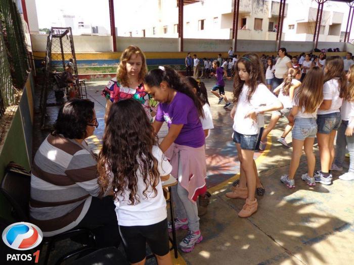 “Gincana de Estações” é realizada na quadra de esportes da Escola Estadual Cônego Getúlio em Patos de Minas com alunos do 1º ao 4º ano