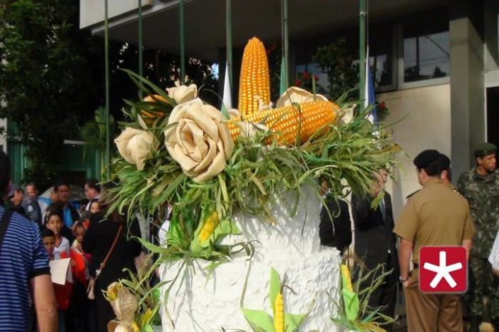 Patos de Minas completa 123 anos com desfile e distribuição de bolo na Praça Getúlio Vargas