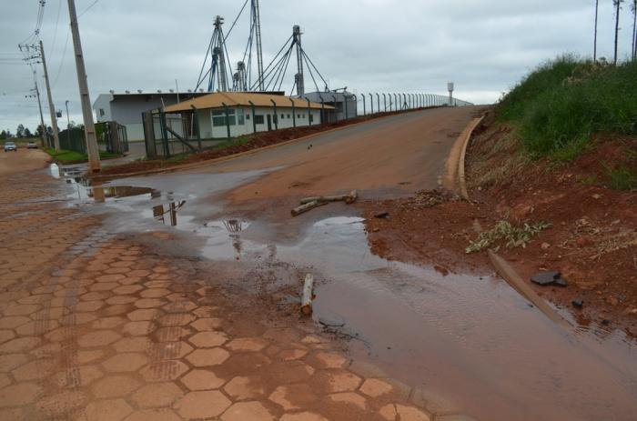 Chuvas que caem em abundancia na cidade de Lagoa Formosa faz brotar “olhos d’agua” até no meio do asfalto