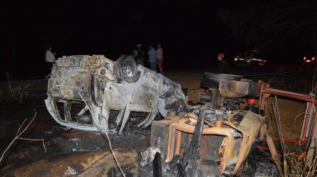 Motorista morre carbonizado ao colidir veículo contra máquina agrícola na BR 354 próximo à cidade de Carmo do Paranaíba