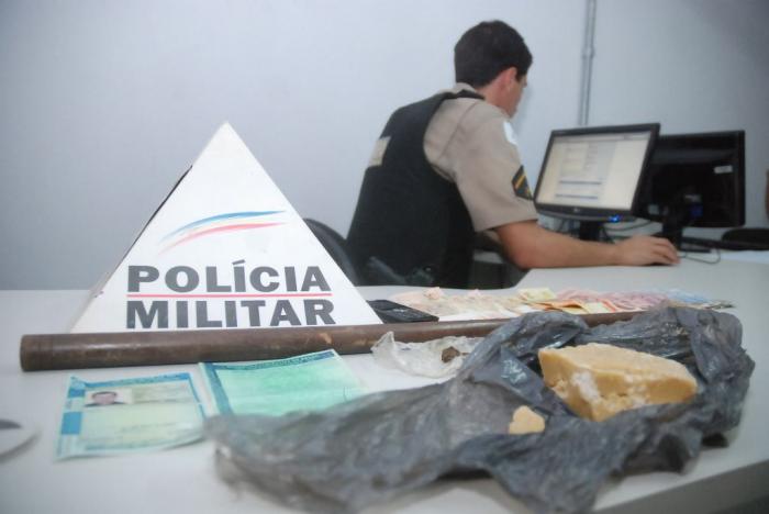 Policia militar rodoviária apreende 250 gramas crack e três pessoas são conduzidas