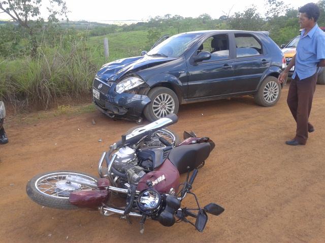 Acidente entre veículo e motocicleta próximo a Cruzeiro da Prata deixa motociclista ferido