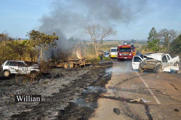Queimada criminosa provoca acidente envolvendo seis veículos na BR 452 em Araxá 