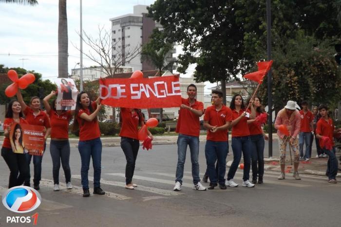 Alunos da Escola Estadual Antônio Dias Maciel promovem Blitz educativa em parceria com o Hemominas sobre a importancia da doação de sangue