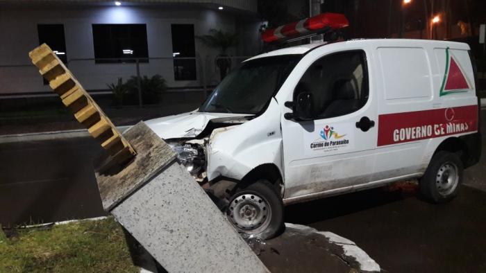 Motorista de ambulância de Carmo do Paranaíba perde controle direcional e atinge canteiro de avenida