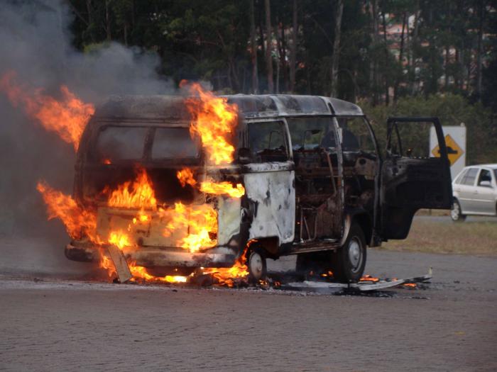 Kombi pega fogo e assusta motorista e moradores da cidade de Presidente Olegário