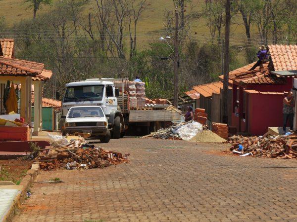 Moradores da  cidade de Matutina começam a reconstruir suas casas e comércios depois da forte tempestade de granizo e vendaval