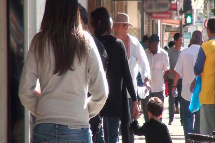 Patenses aproveitam queimas de estoque e estação fria do ano para economizar