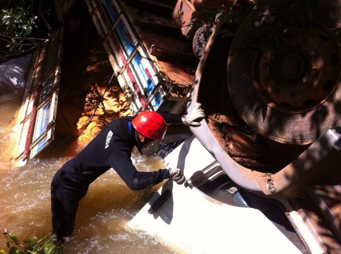 Funcionários de fábrica de rações de Patrocínio morrem em acidente após caminhão cair de ponte no município de Coromandel